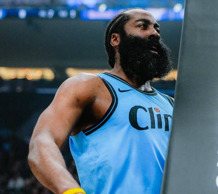 哈登连续五场比赛得分超过突破纪录，独行侠挑战极限！